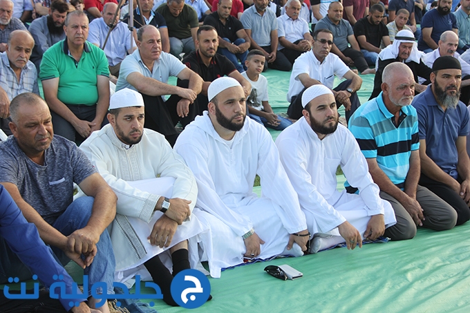 اهالي جلجولية يؤدون صلاة العيد في الملعب البلدي